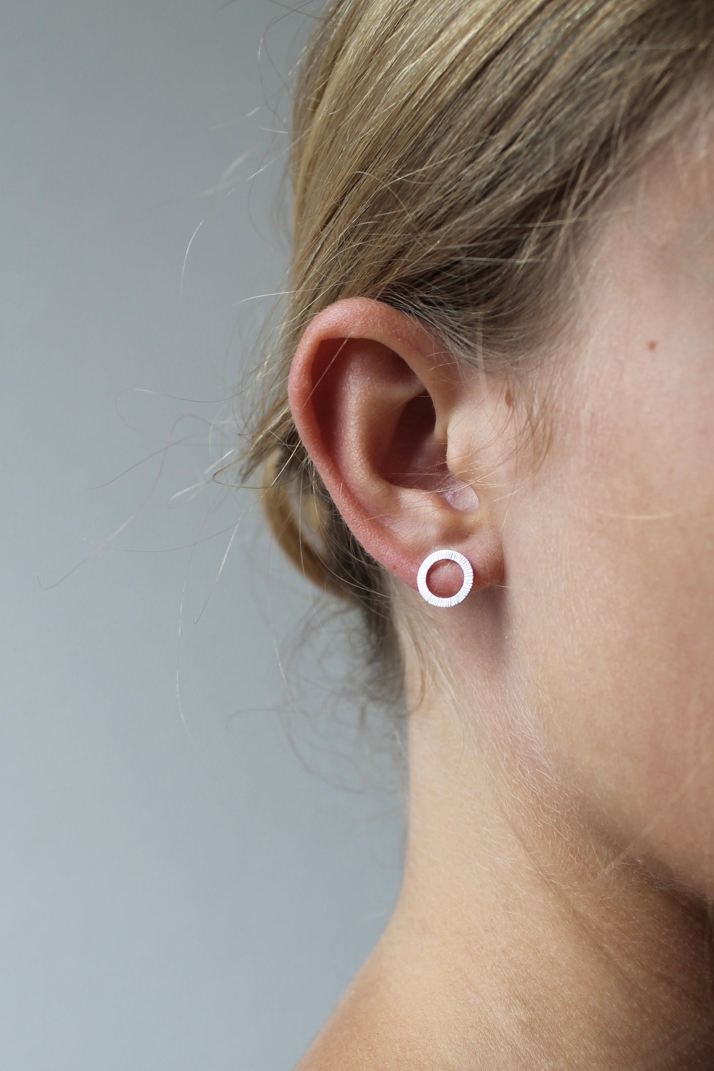 schöne Kreisohrstecker aus Sterling Silber mit gehämmerter Oberfläche