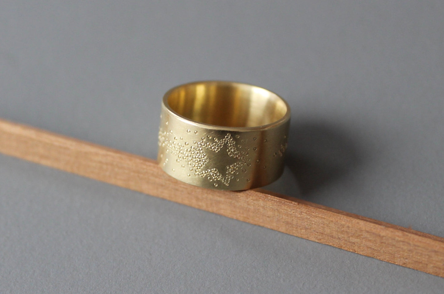 breiter Bandring aus 750/000 Gelbgold mit Sternschnuppe
