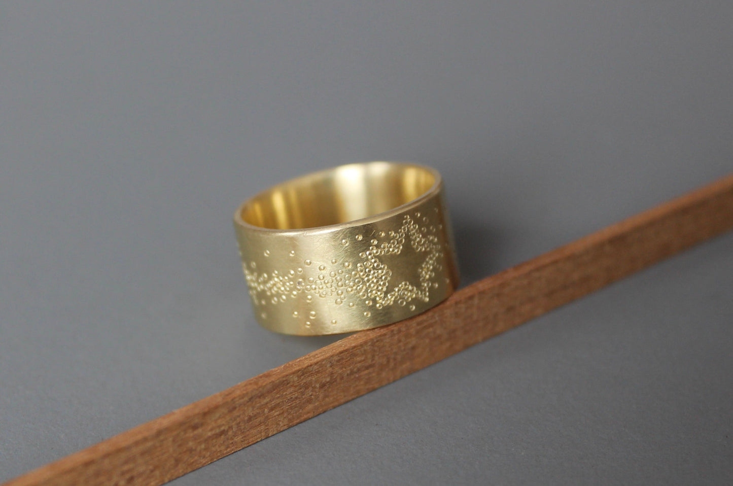 breiter Bandring aus 750/000 Gelbgold mit Sternschnuppe
