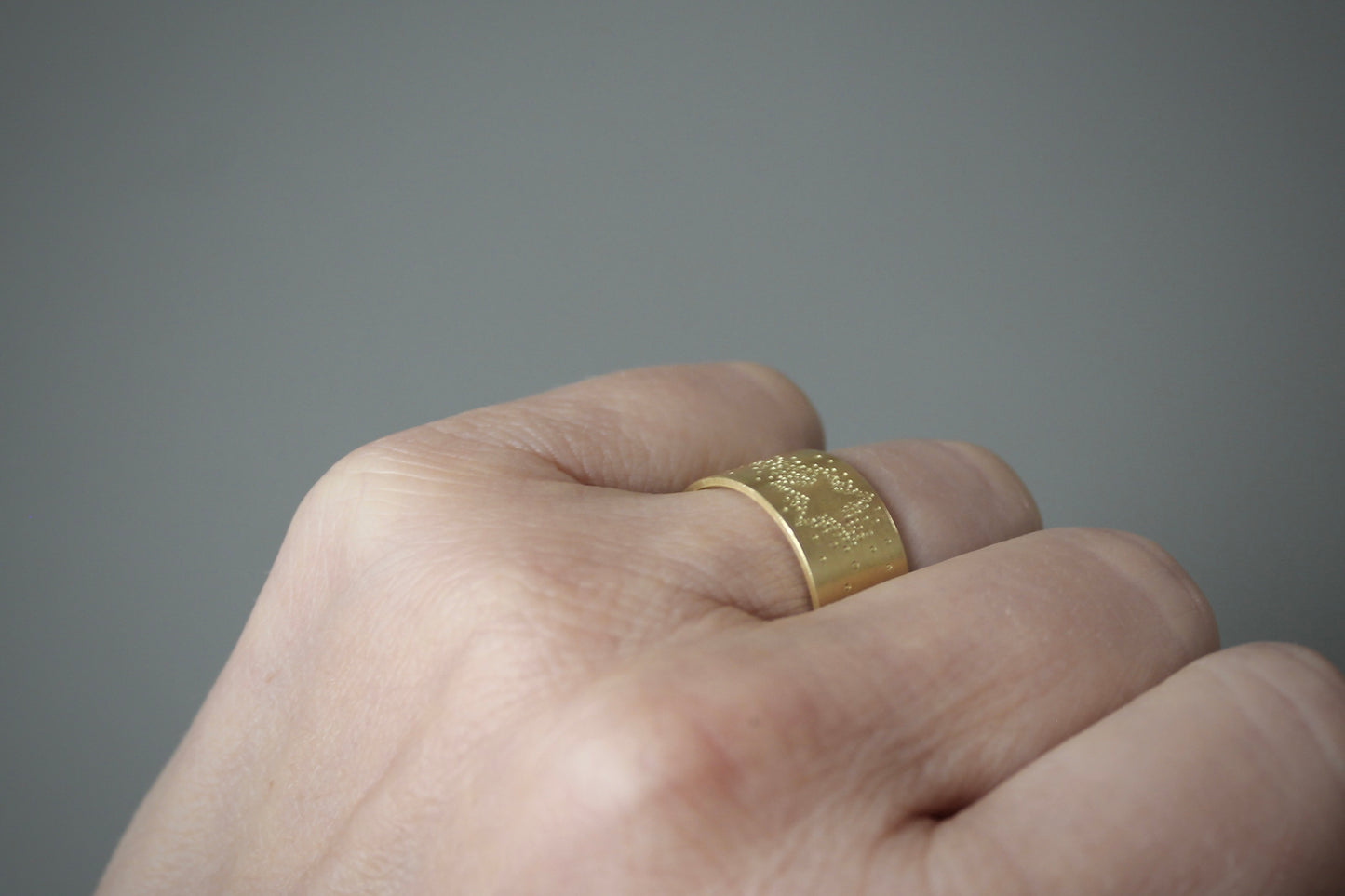breiter Bandring aus 750/000 Gelbgold mit Sternschnuppe