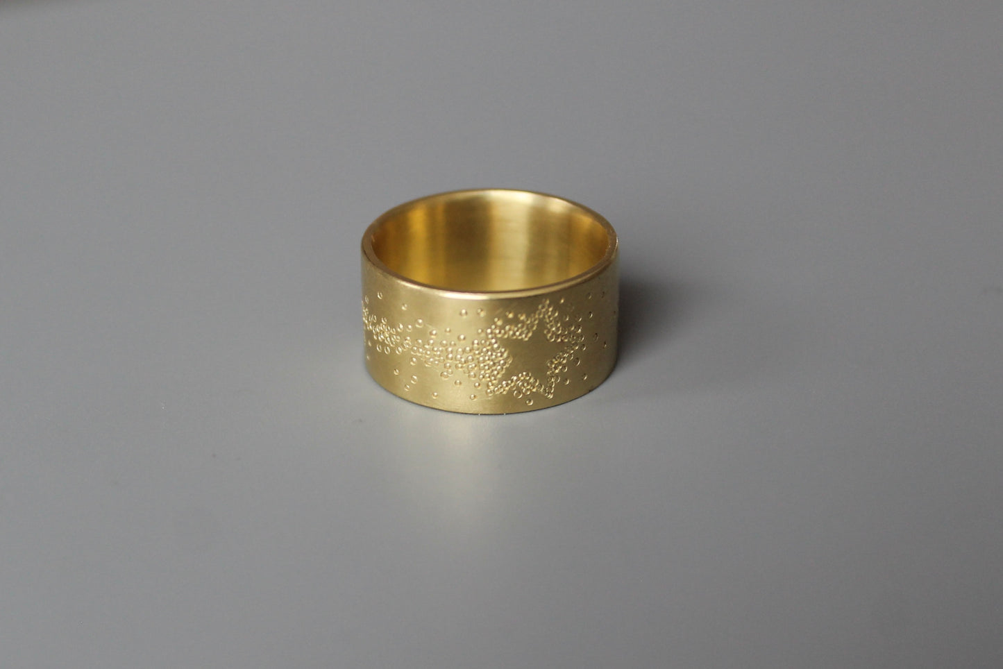breiter Bandring aus 750/000 Gelbgold mit Sternschnuppe