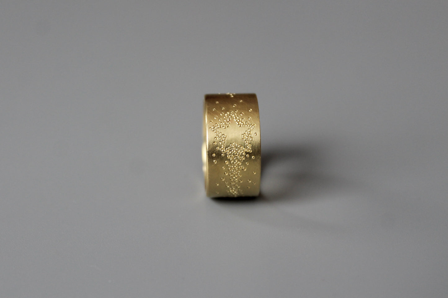 breiter Bandring aus 750/000 Gelbgold mit Sternschnuppe