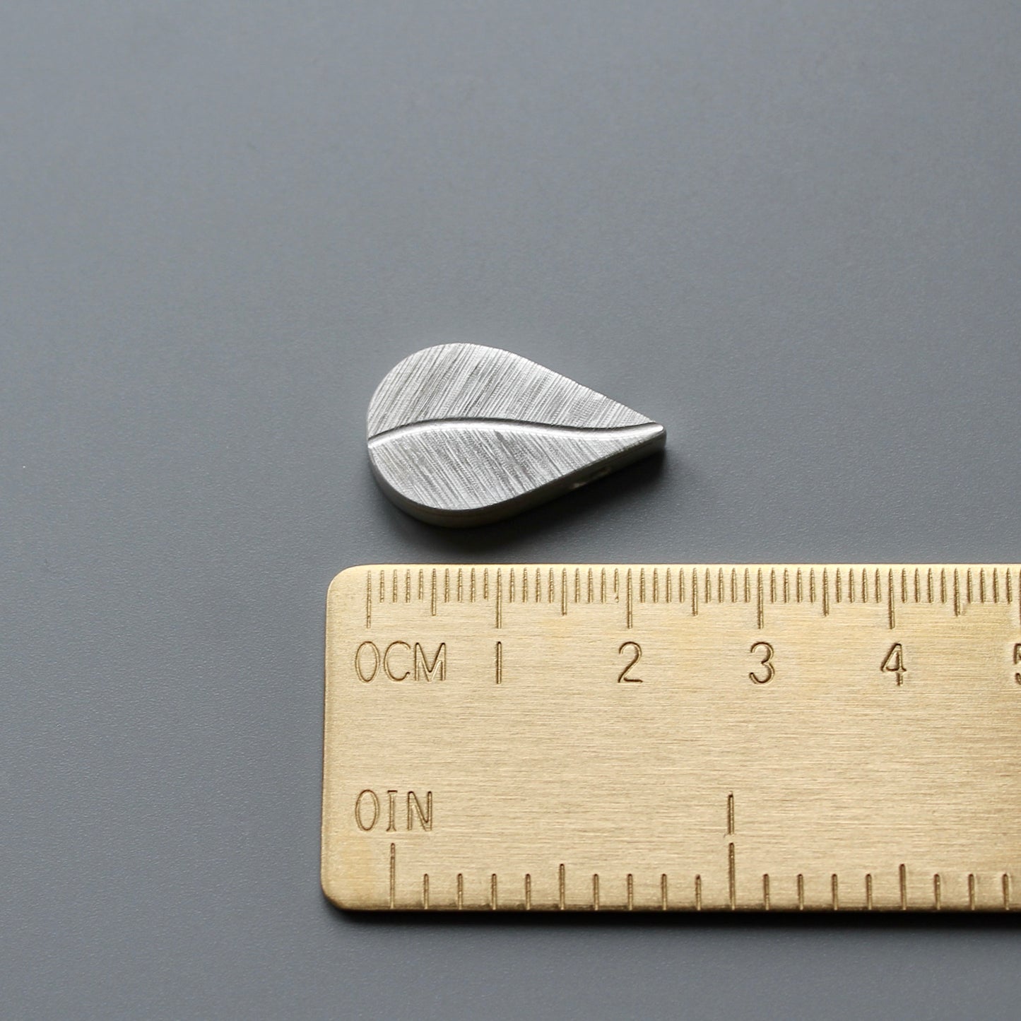 elegantes Fotomedaillon in Tropfenform mit Blattmotiv aus Sterling Silber