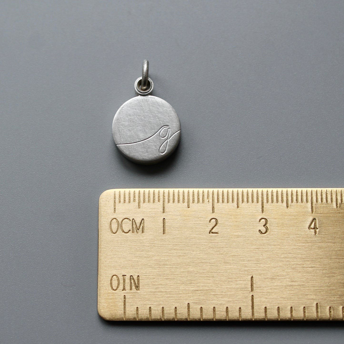 modernes Fotomedaillon aus Sterling Silber mit Wunschinitiale