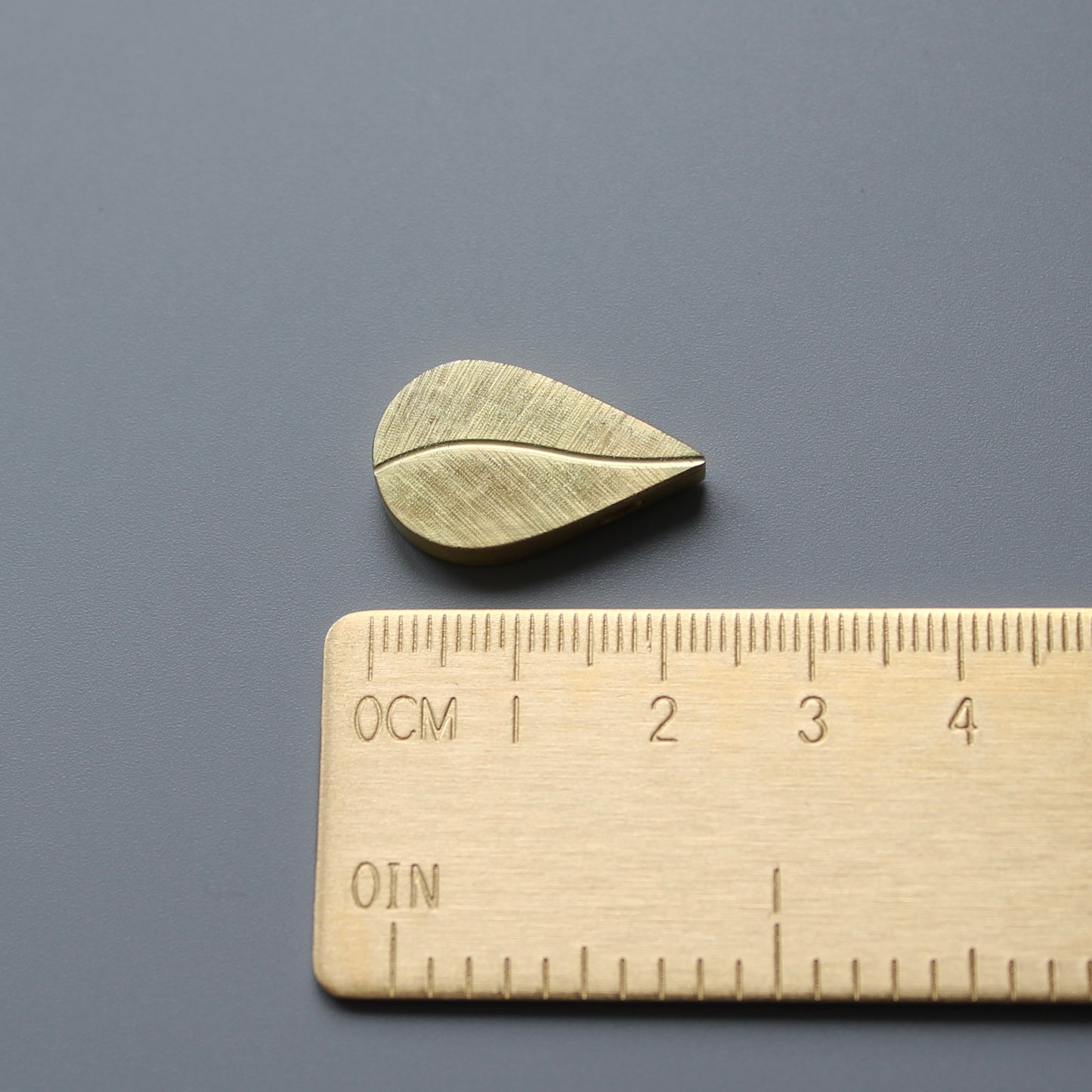 elegantes Fotomedaillon in Blattform aus 750/000Gelbgold