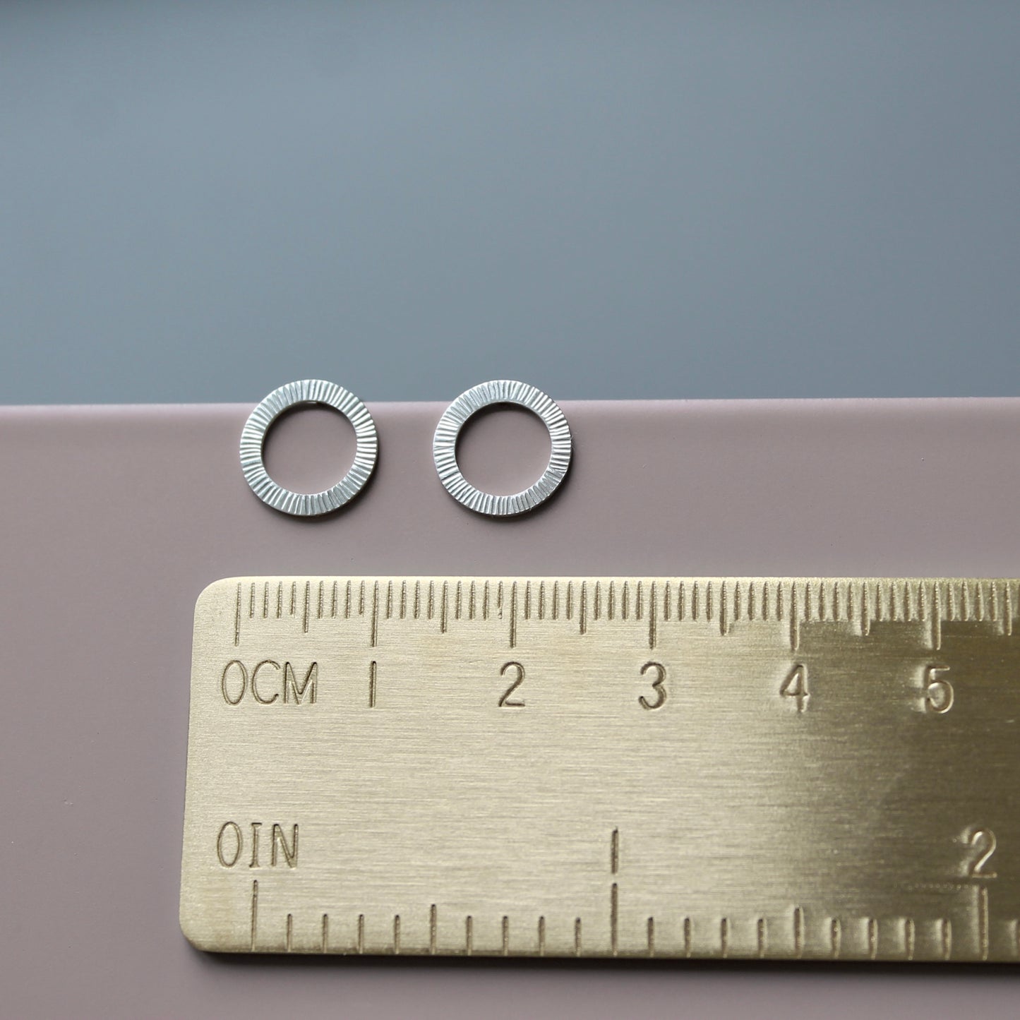schöne Kreisohrstecker aus Sterling Silber mit gehämmerter Oberfläche