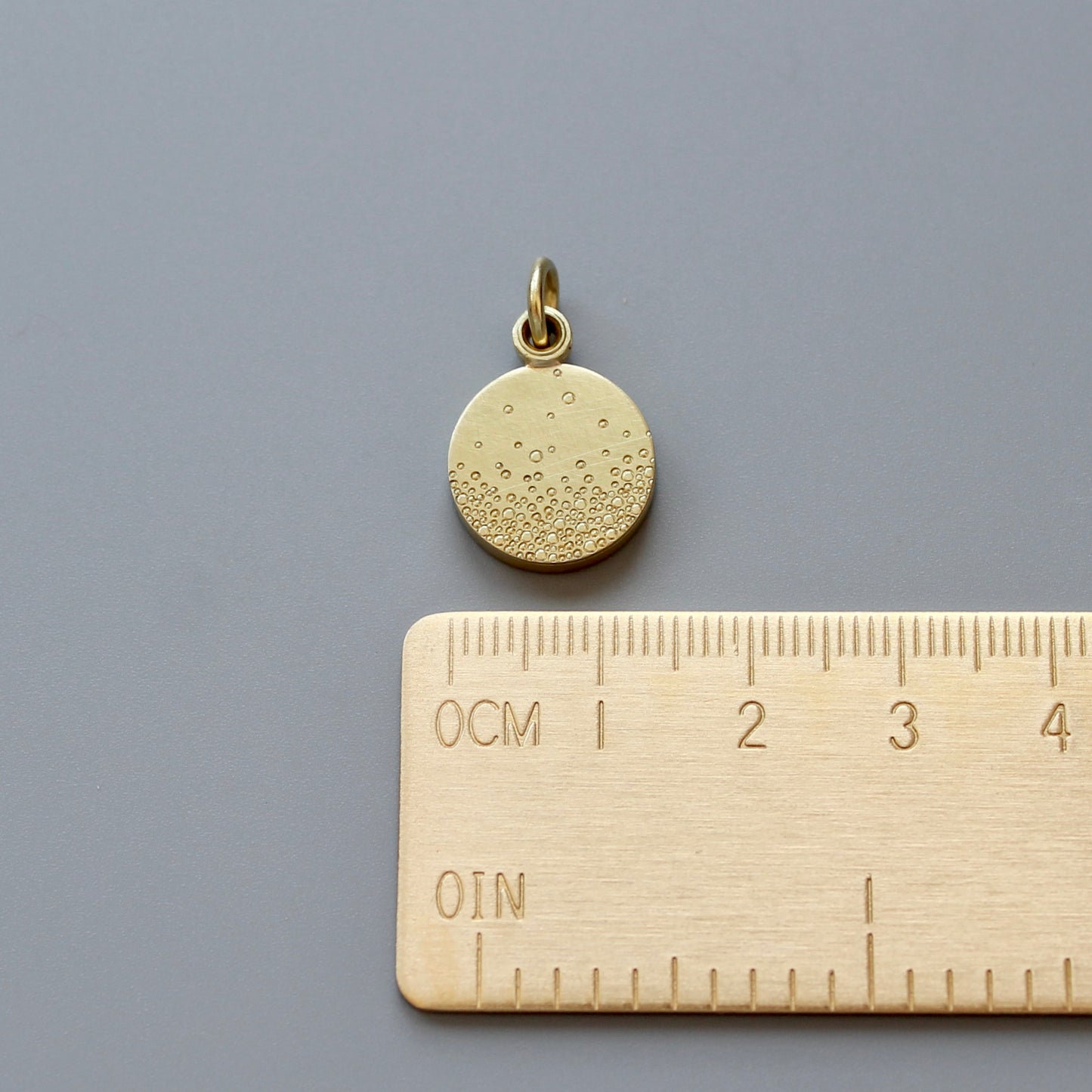 kleines Foto Medaillon aus 750/000 Gold mit Luftblasen