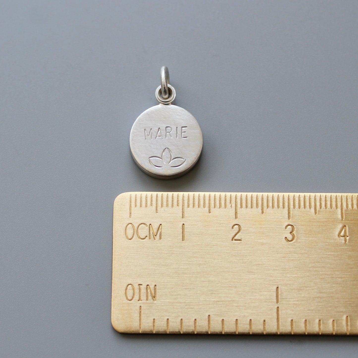 kleines Medaillon für ein Foto aus Silber mit Wunschnamen