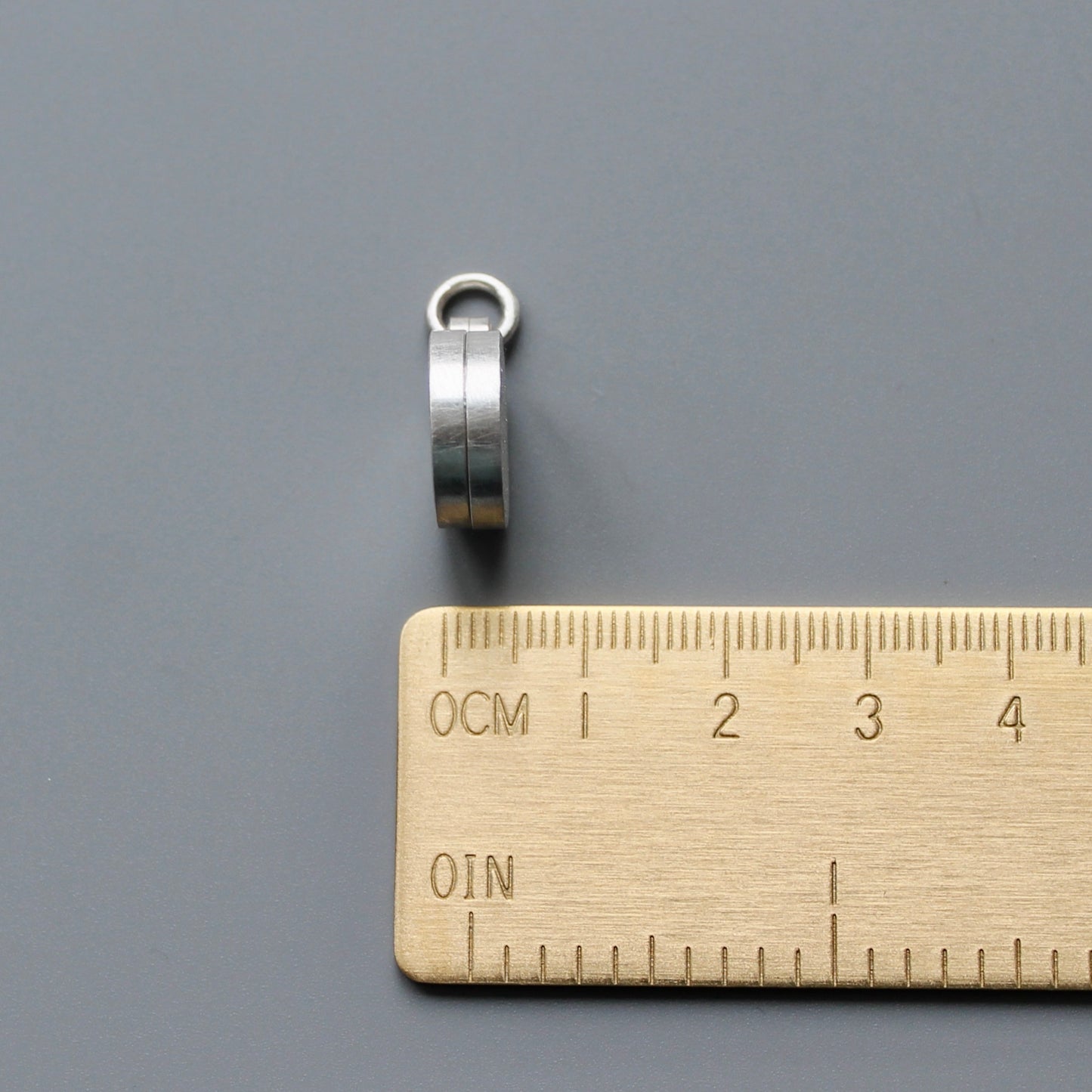 modernes Medaillon für zwei kleine Fotos mit strukturierter Oberfläche aus Sterling Silber