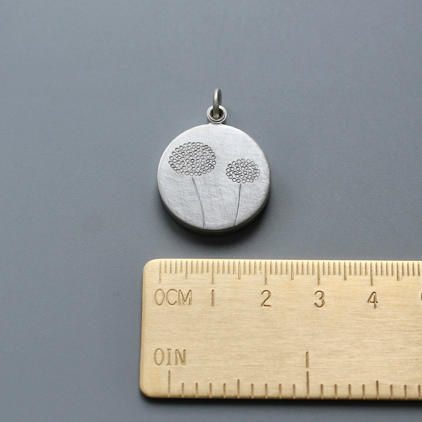 modernes Fotomedaillon mit Pusteblumen aus Sterling Silber