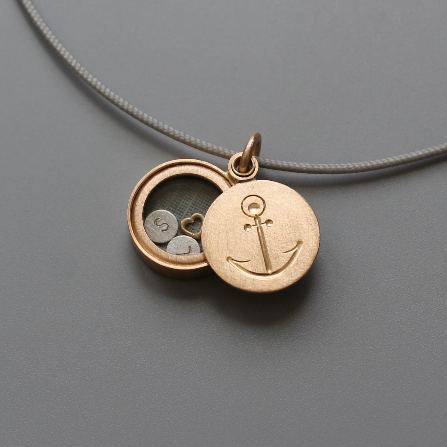 Medaillonkette rosegold mit Anker, zum Befüllen mit Herz und Initialen