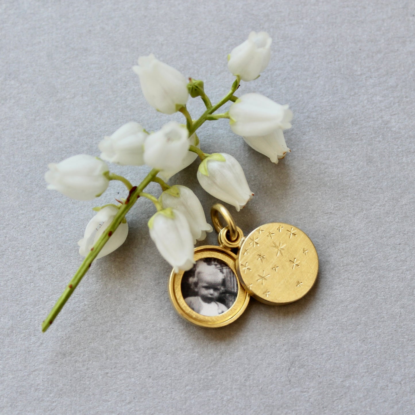 elegantes Medaillon für zwei Fotos aus 750/000 Gold mit Sternennacht Design