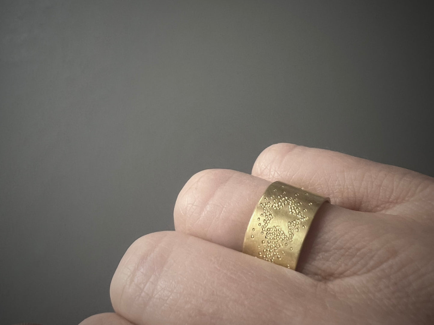breiter Bandring aus 750/000 Gelbgold mit Sternschnuppe