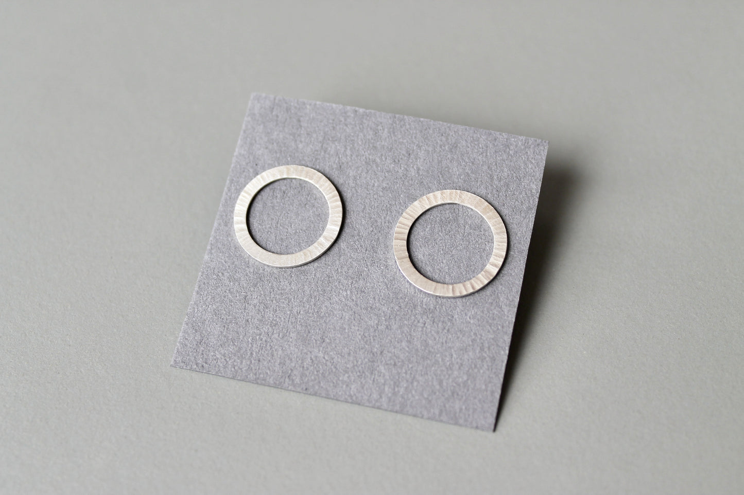 schöne Ohrstecker aus Sterling Silber mit gehämmerter Oberfläche