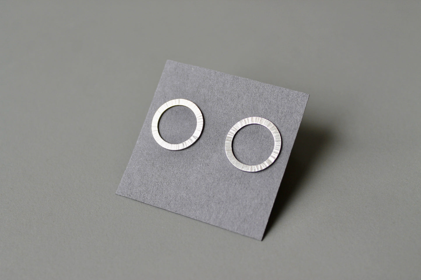 schöne Ohrstecker aus Sterling Silber mit gehämmerter Oberfläche