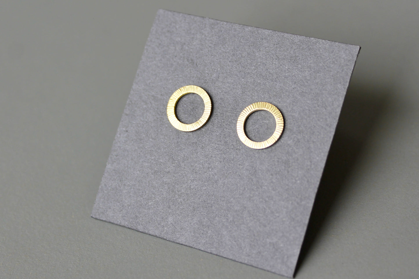 schöne Kreisohrstecker aus 18ct Gold mit gehämmerter Oberfläche