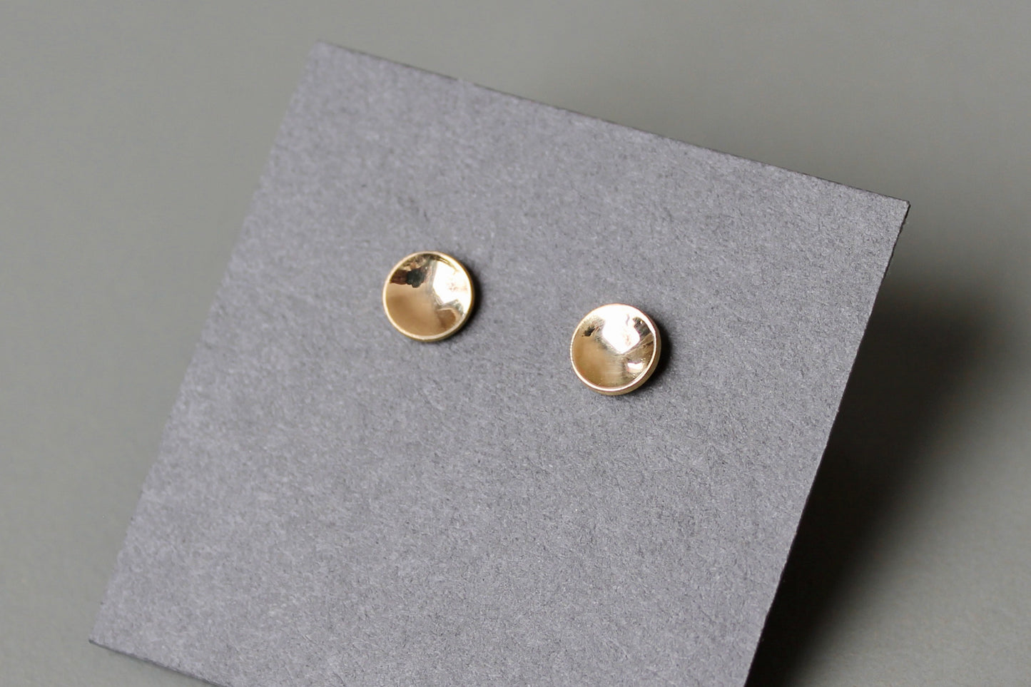 glänzende Gold Ohrstecker mit konkaver Oberfläche