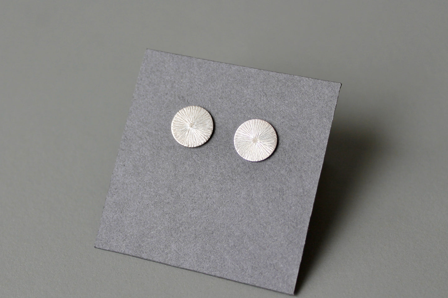 schimmernde Ohrstecker aus Sterling Silber mit gehämmerter Oberfläche