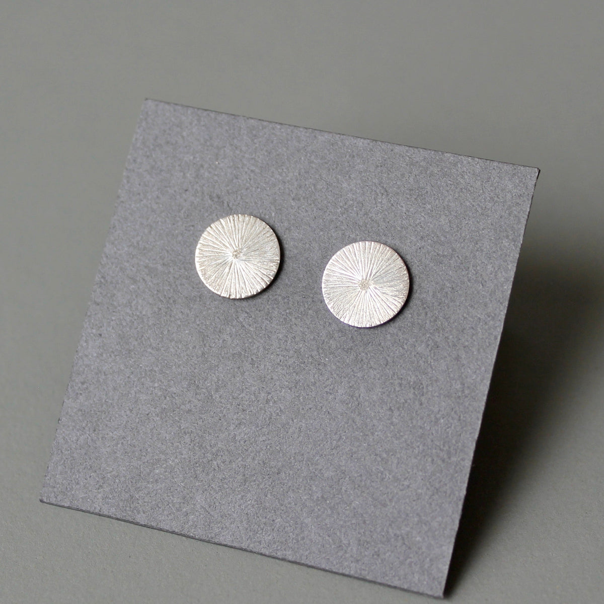 schimmernde Ohrstecker aus Sterling Silber mit gehämmerter Oberfläche