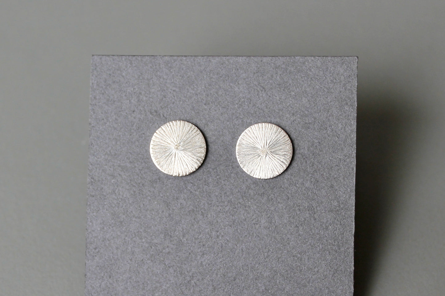 schimmernde Ohrstecker aus Sterling Silber mit gehämmerter Oberfläche
