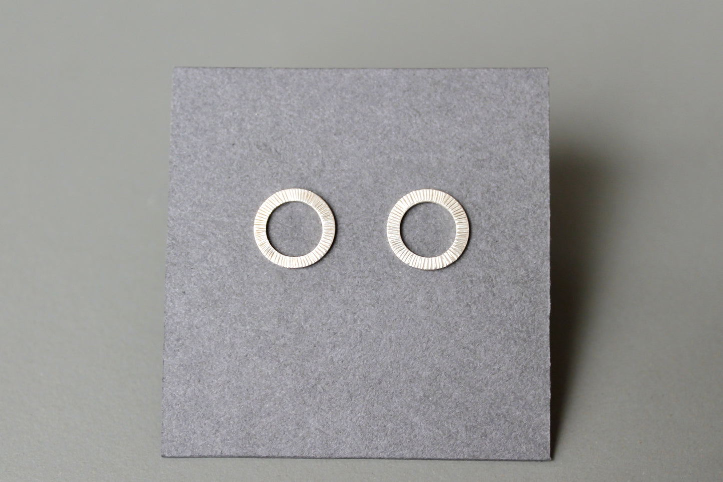 schöne Kreisohrstecker aus Sterling Silber mit gehämmerter Oberfläche