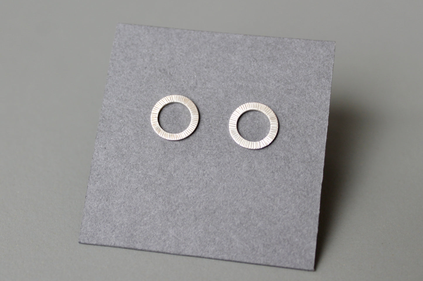 schöne Kreisohrstecker aus Sterling Silber mit gehämmerter Oberfläche
