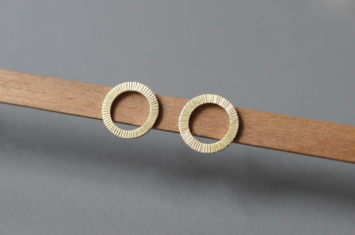 schöne Kreisohrstecker aus 18ct Gold mit gehämmerter Oberfläche
