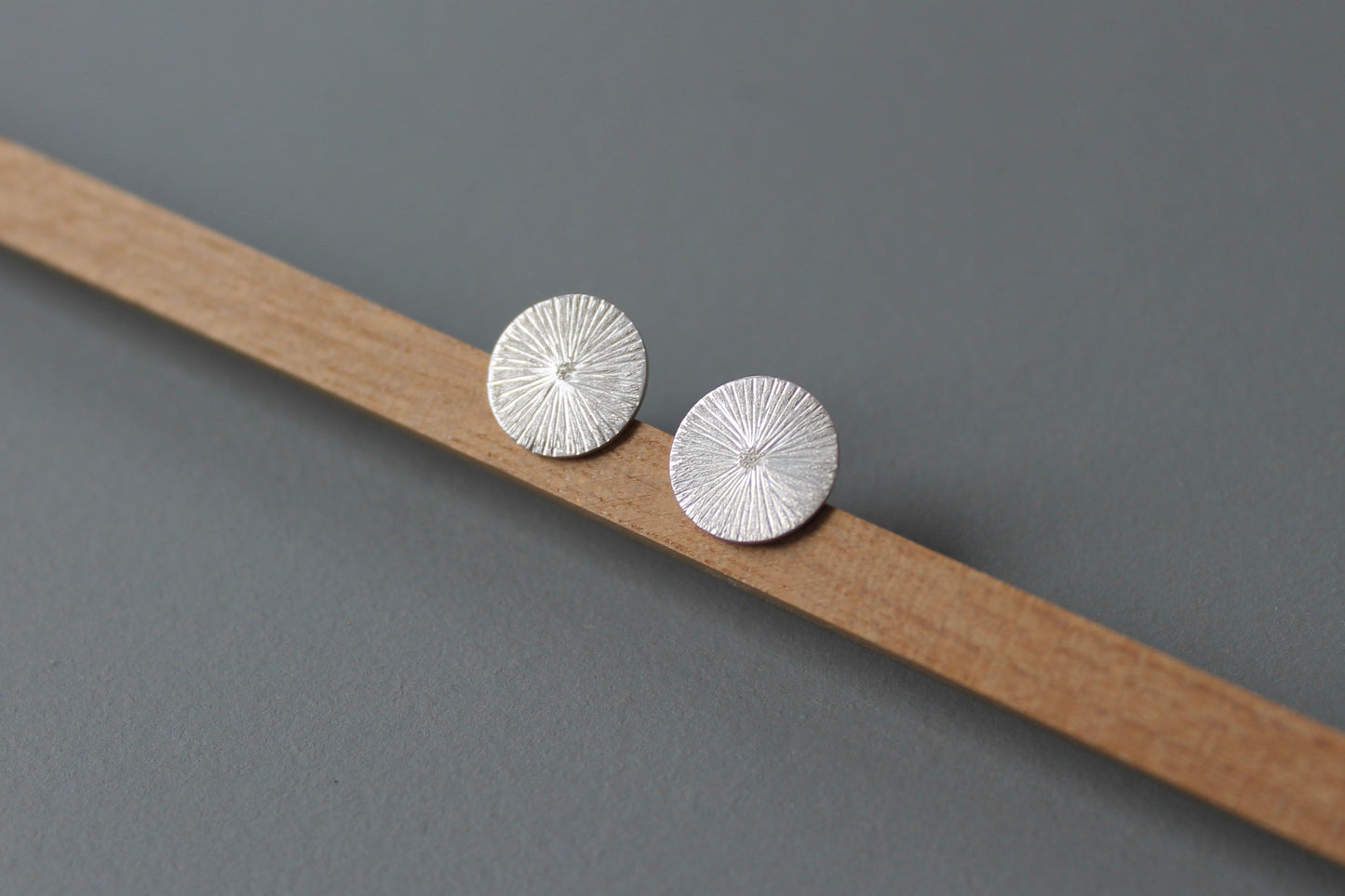 schimmernde Ohrstecker aus Sterling Silber mit gehämmerter Oberfläche