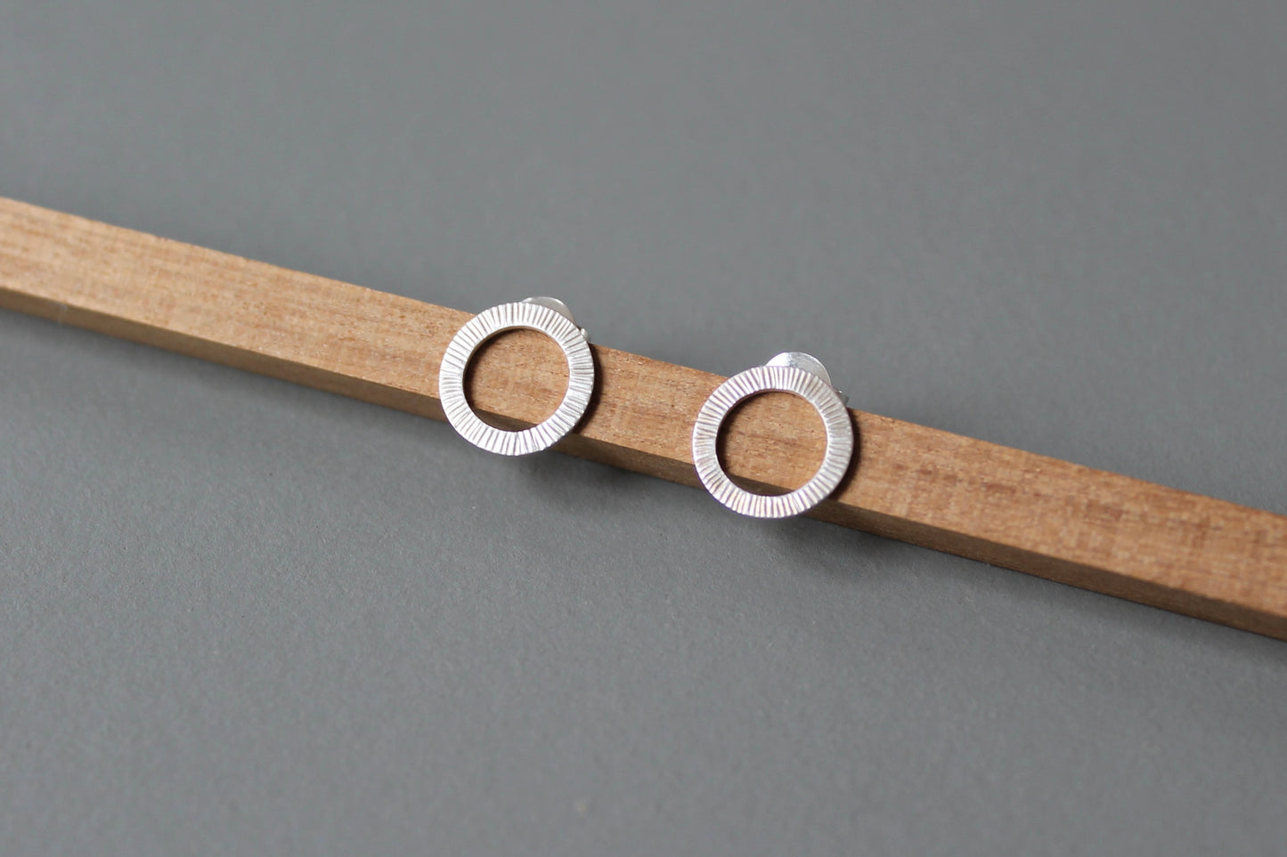 schöne Kreisohrstecker aus Sterling Silber mit gehämmerter Oberfläche