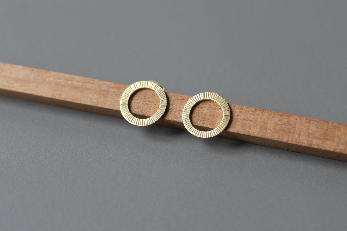 schöne Kreisohrstecker aus 18ct Gold mit gehämmerter Oberfläche
