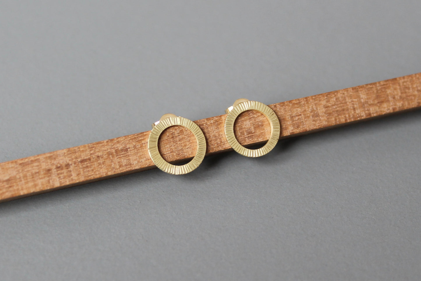 schöne Kreisohrstecker aus 18ct Gold mit gehämmerter Oberfläche