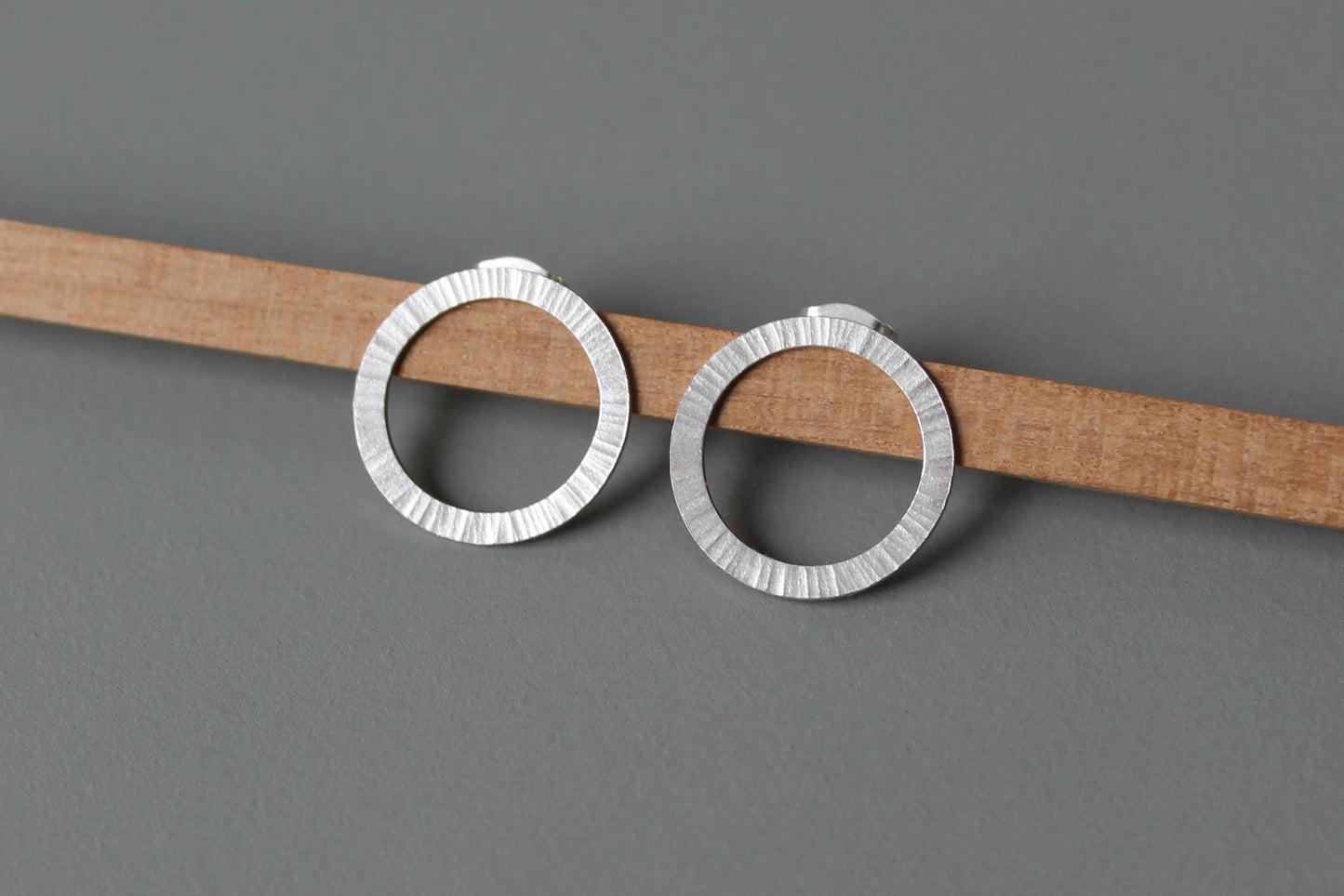 schöne Ohrstecker aus Sterling Silber mit gehämmerter Oberfläche