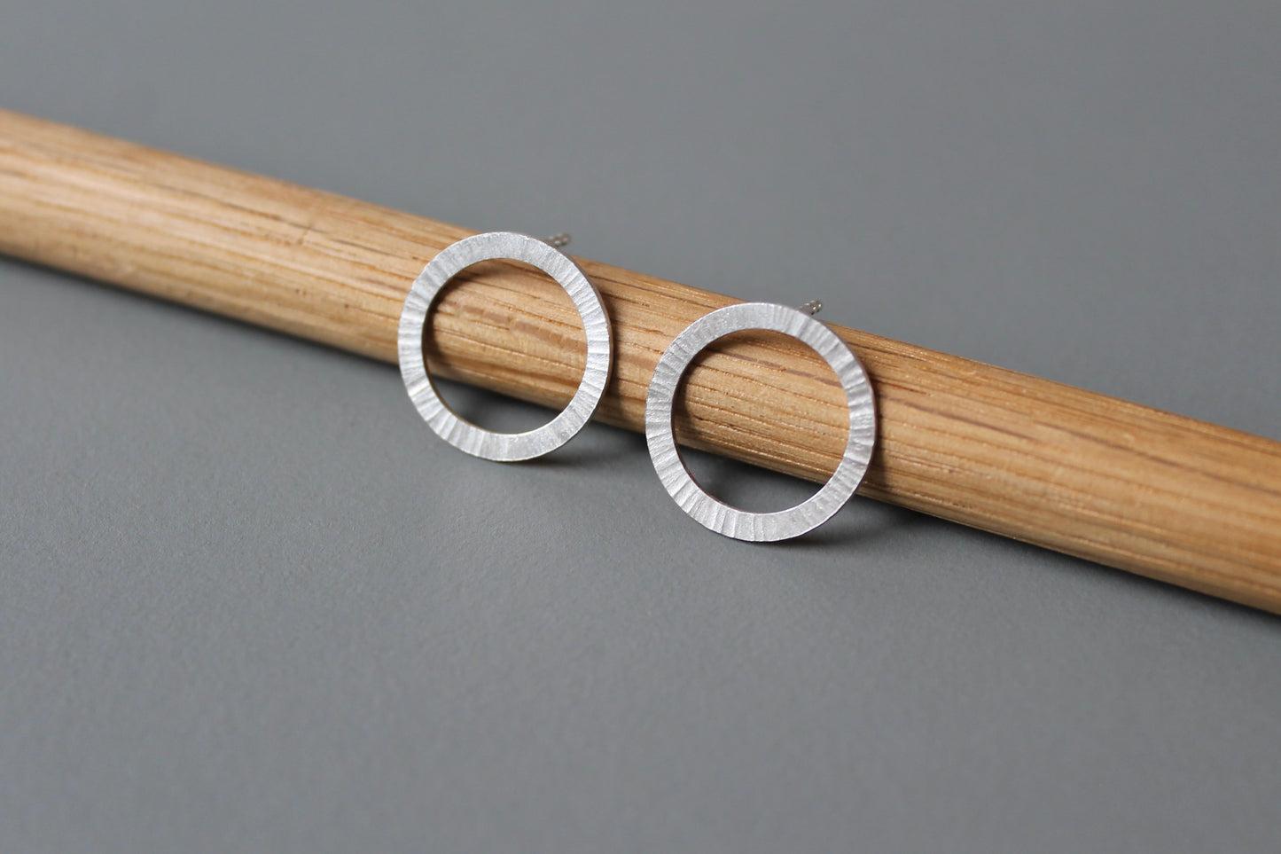schöne Ohrstecker aus Sterling Silber mit gehämmerter Oberfläche