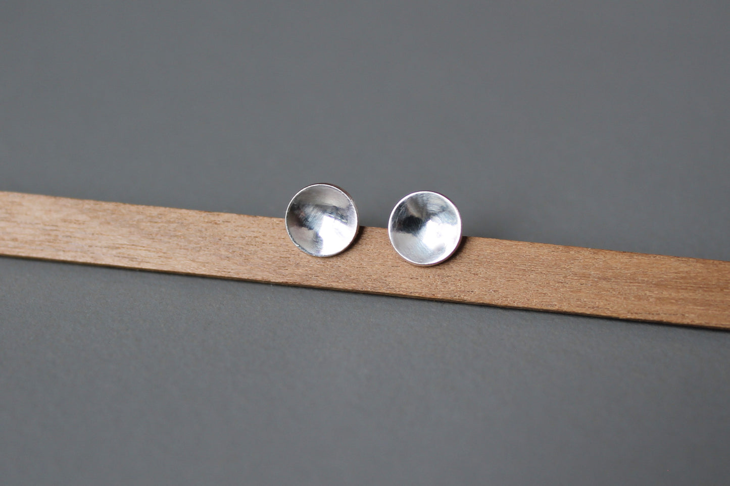 glänzende Ohrstecker mit konkaver Oberfläche aus Sterling Silber