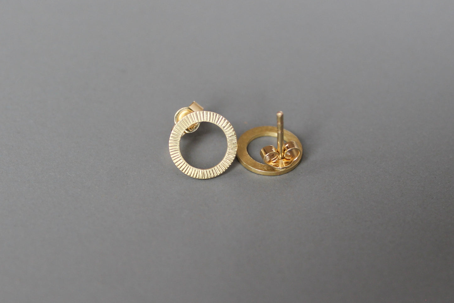 schöne Kreisohrstecker aus 18ct Gold mit gehämmerter Oberfläche