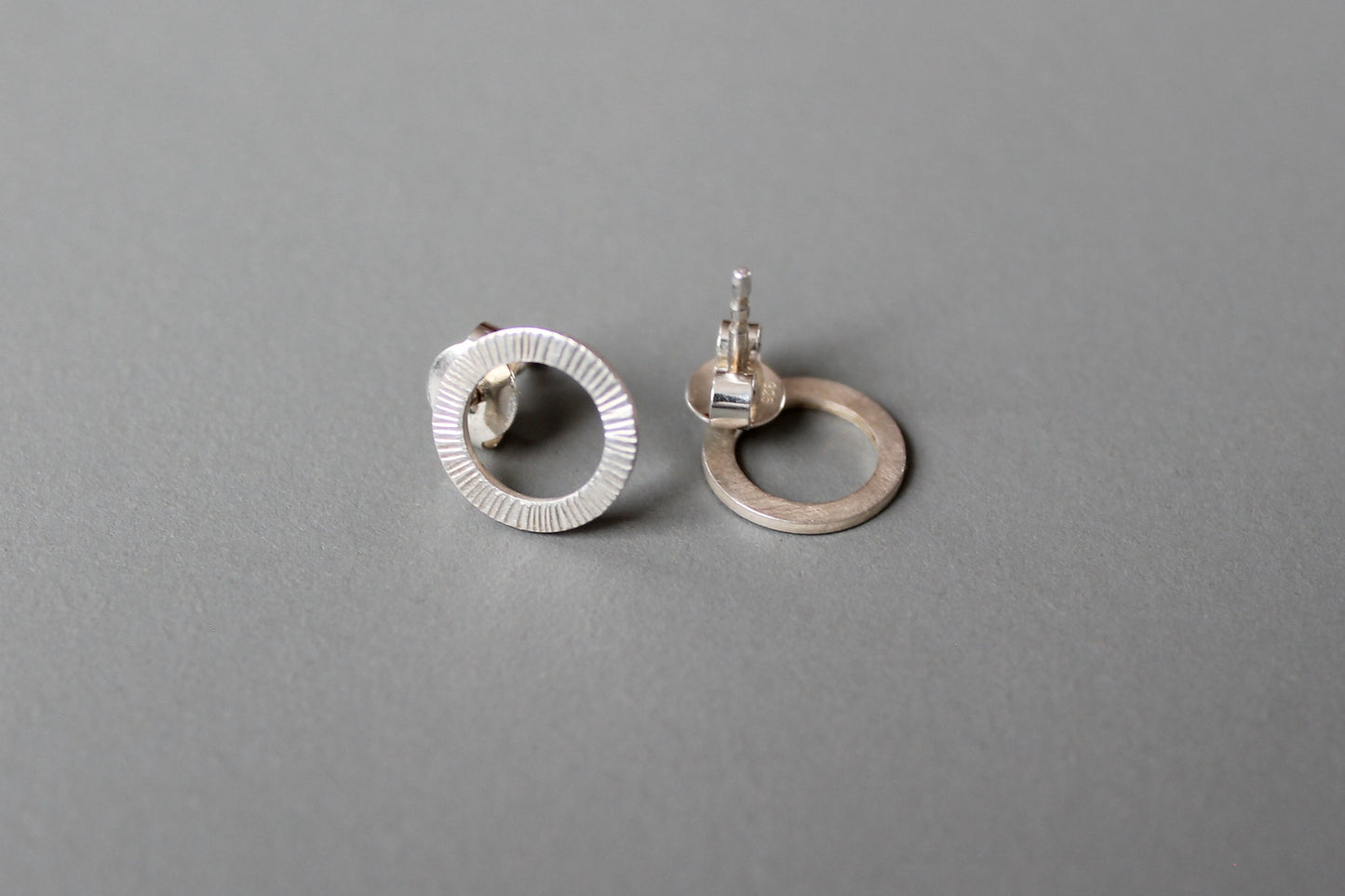 schöne Kreisohrstecker aus Sterling Silber mit gehämmerter Oberfläche