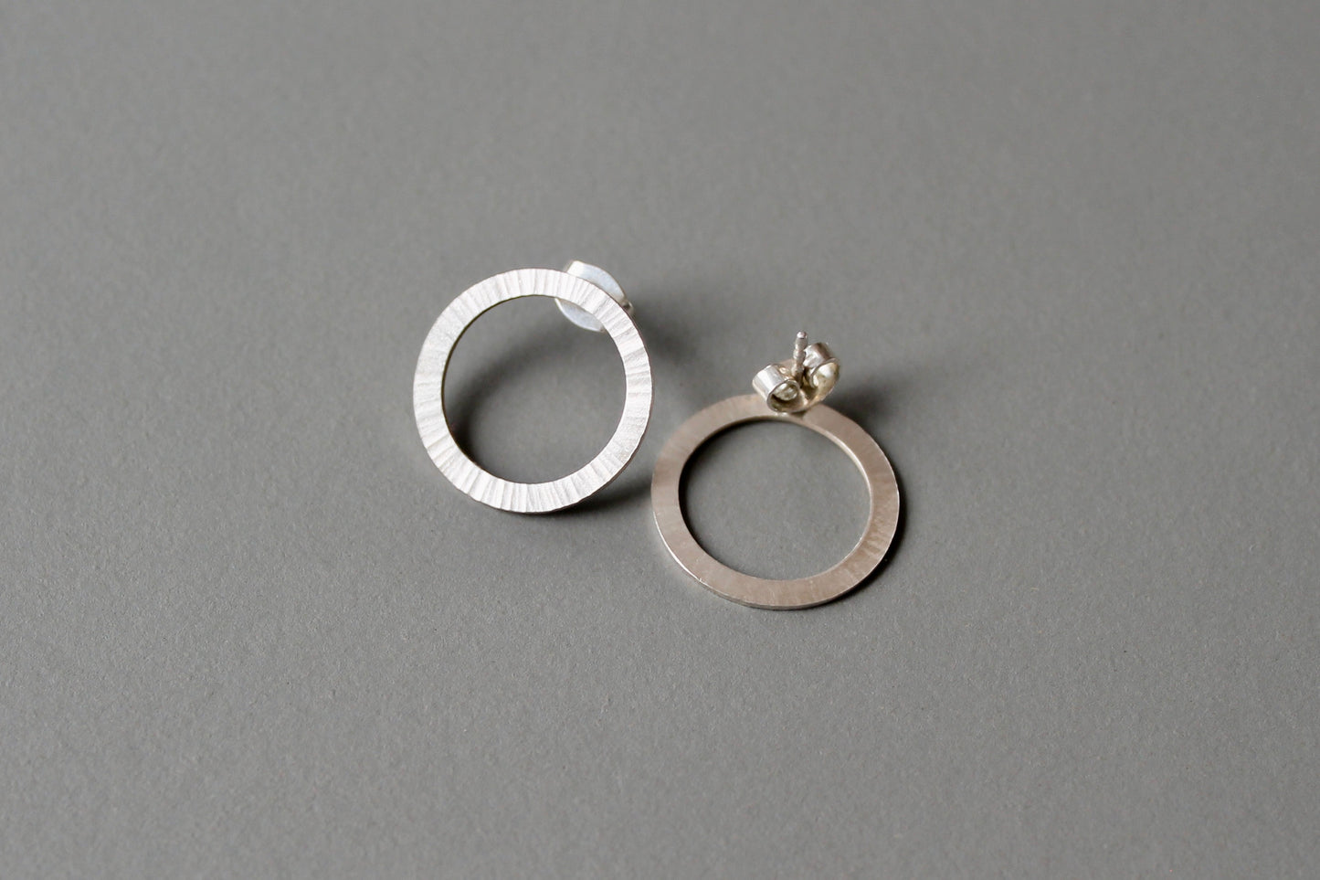 schöne Ohrstecker aus Sterling Silber mit gehämmerter Oberfläche