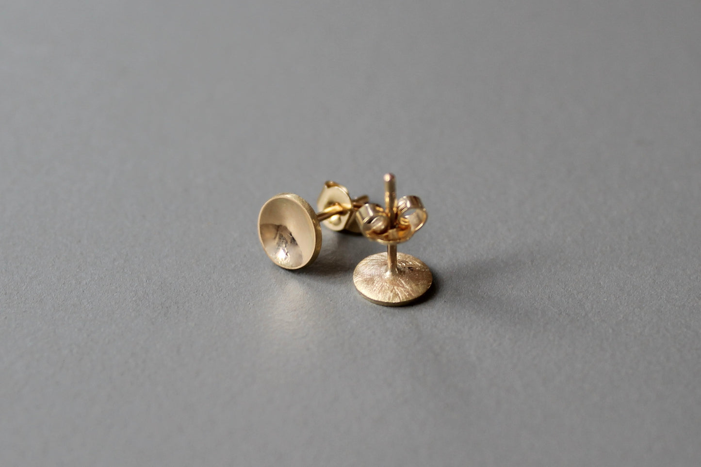 glänzende Gold Ohrstecker mit konkaver Oberfläche