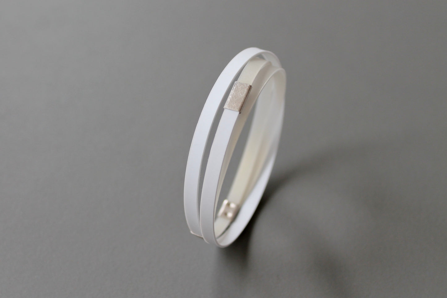 elegantes Armband uas Sterling Silber und Polypropylen