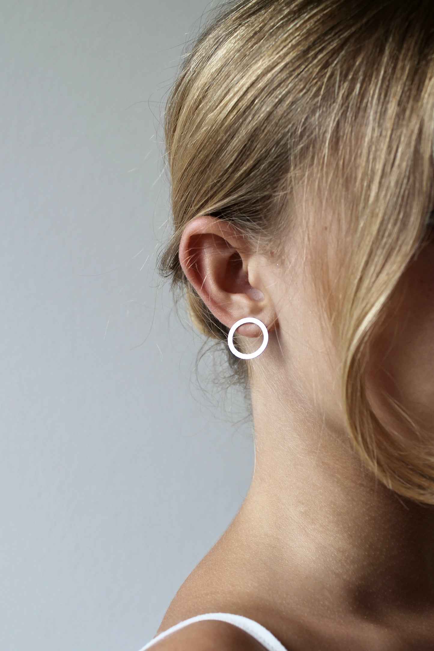 schöne Ohrstecker aus Sterling Silber mit gehämmerter Oberfläche