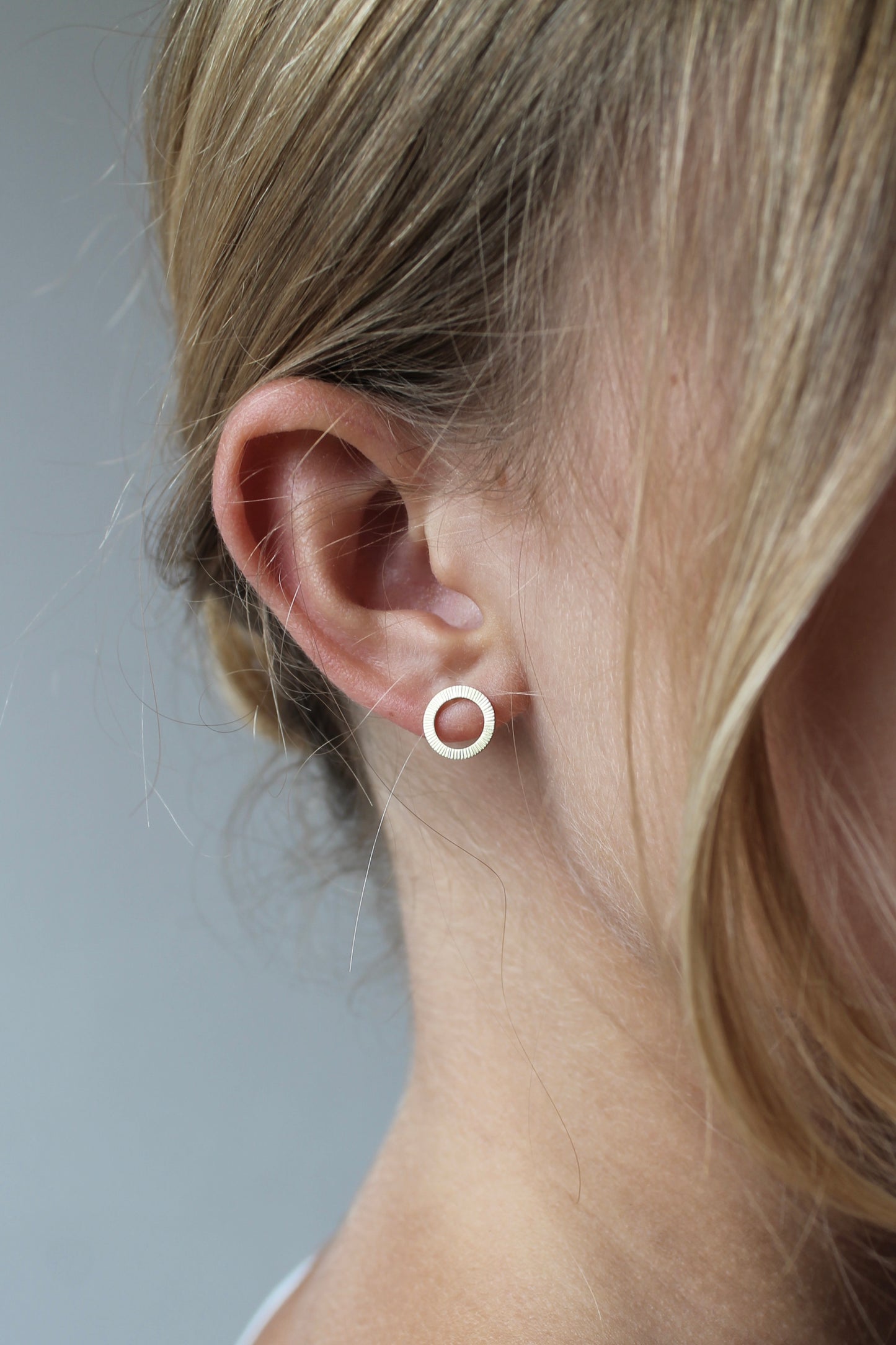 schöne Kreisohrstecker aus 18ct Gold mit gehämmerter Oberfläche