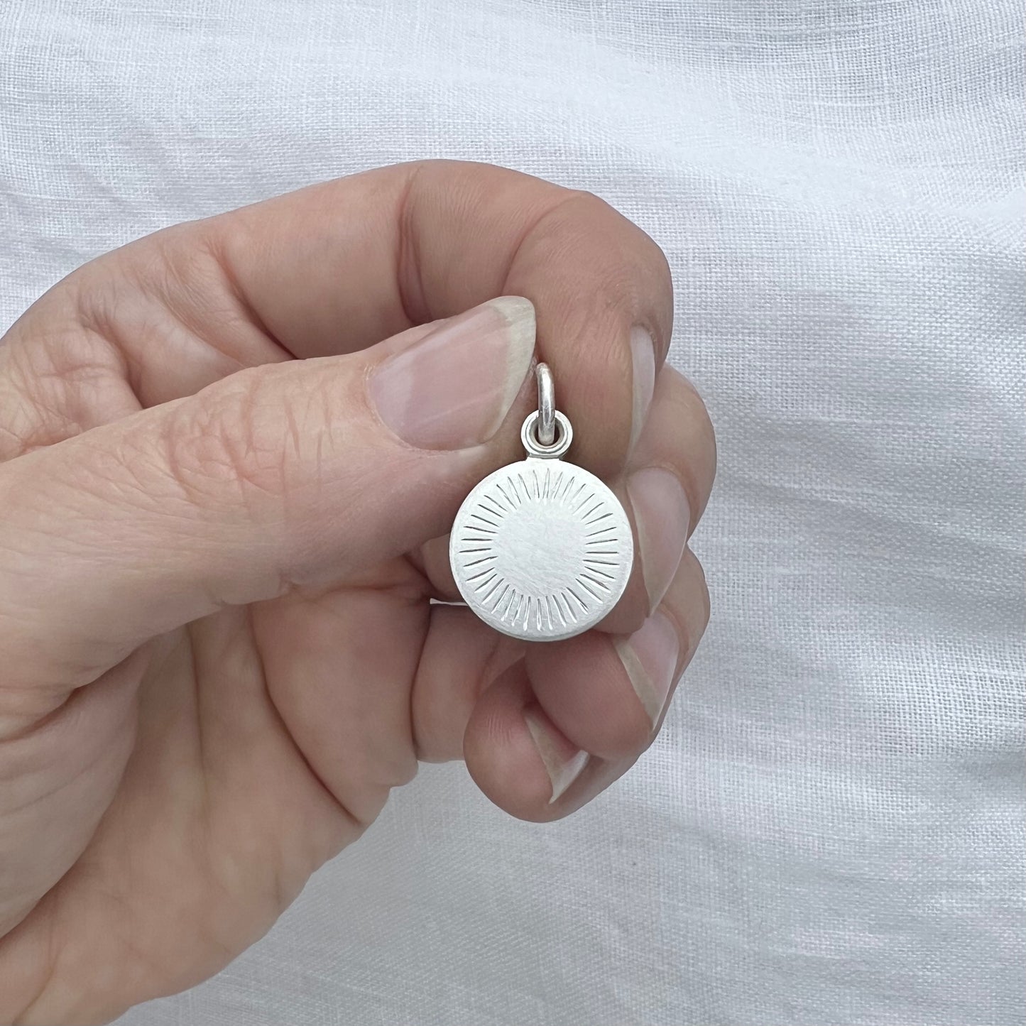 schlichtes Medaillon für ein Foto mit Strahlenkranz in Sterling Silber