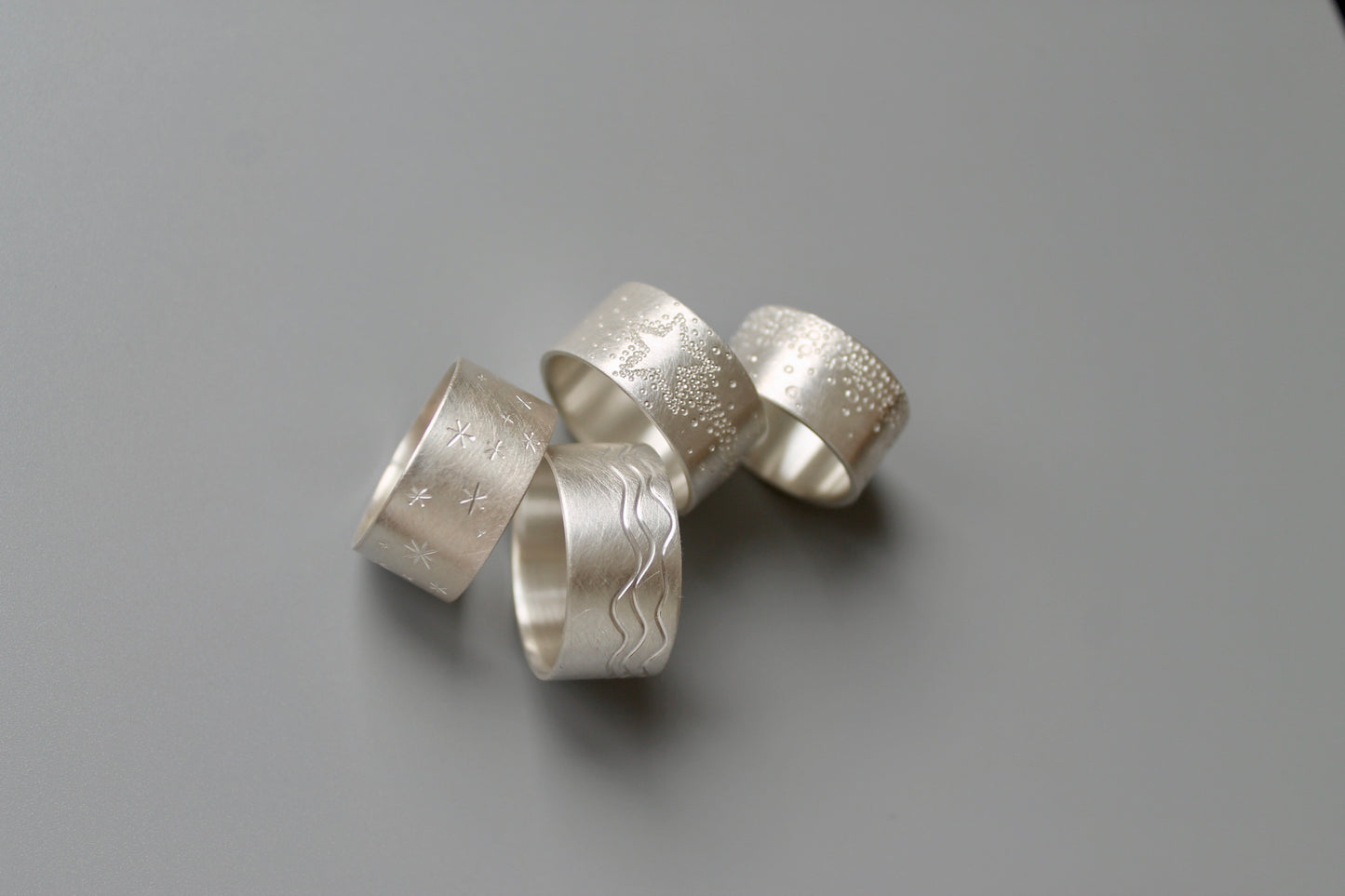 breiter Bandring aus Sterling Silber mit Wellen