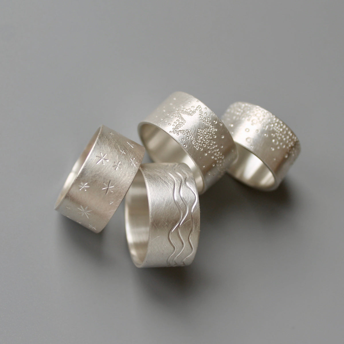 breiter Bandring aus Sterling Silber mit Wellen