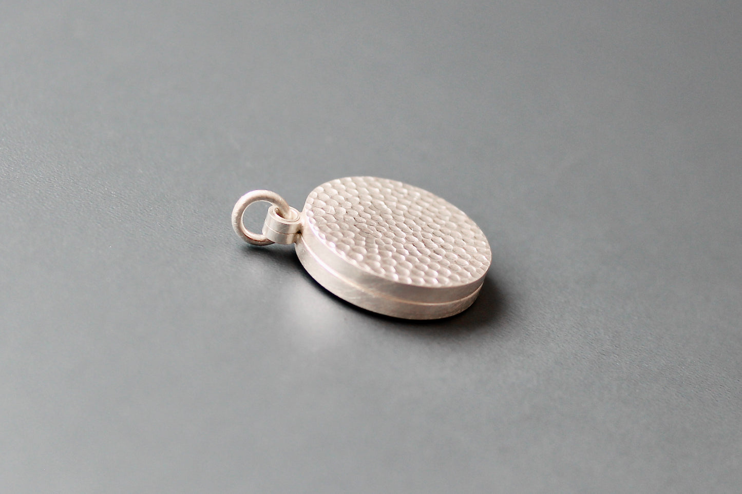 schlichtes Fotomedaillon mit gehämmerter Oberfläche aus Sterling Silber