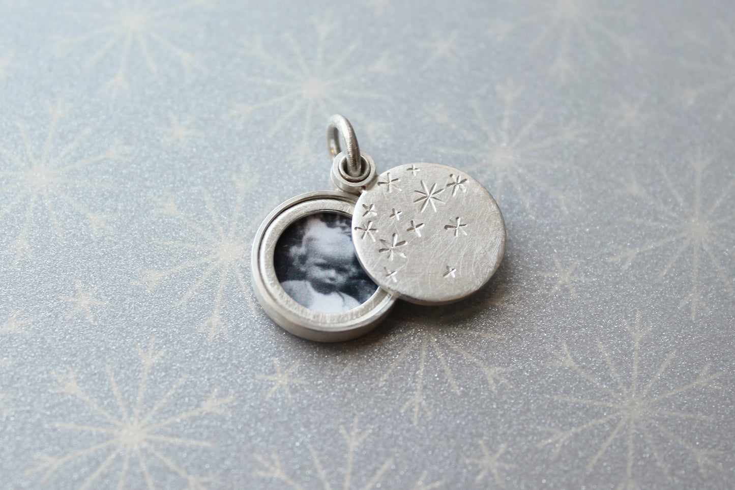 kleines romantisches Medaillon aus Sterling Silber mit Sternennacht