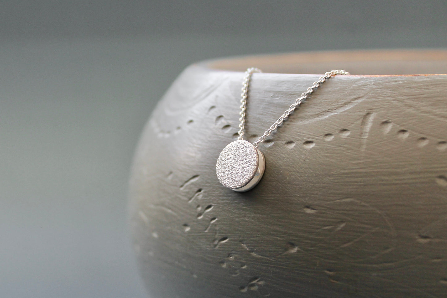 moderne Kette mit doppelseitigem Anhänger aus strukturiertem Silber