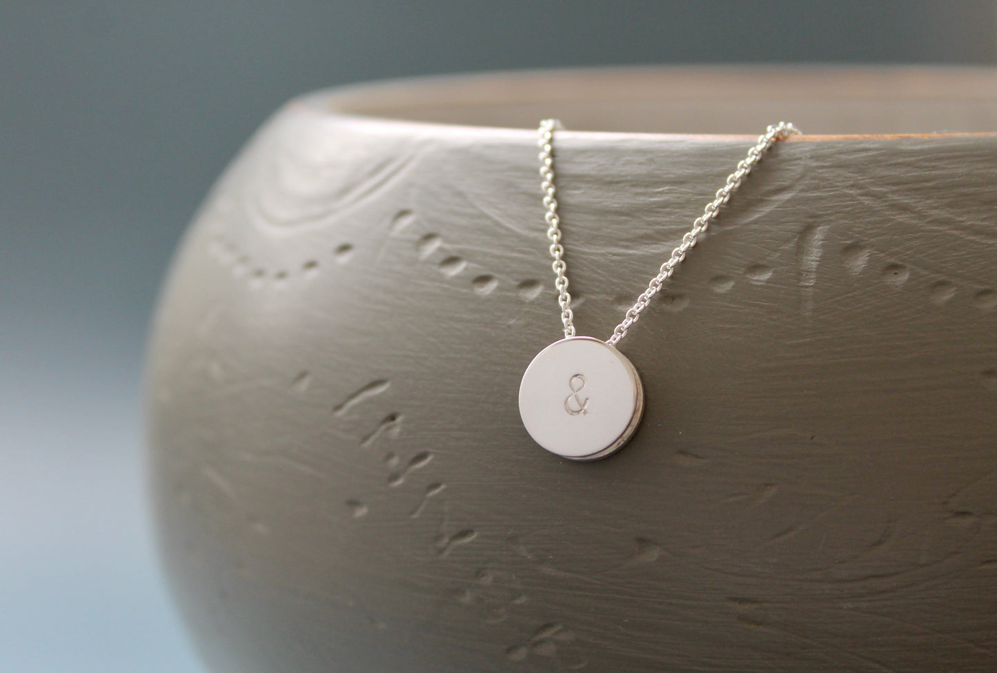 schöne Kette mit doppelseitigem Anhänger mit Symbol nach Wunsch