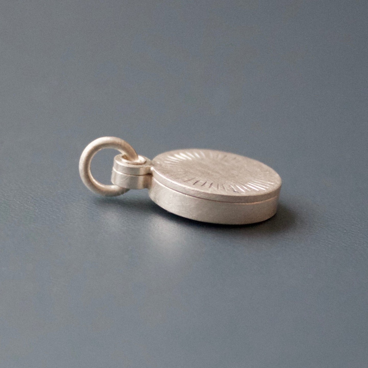 schlichtes Medaillon für ein Foto mit Strahlenkranz in Sterling Silber