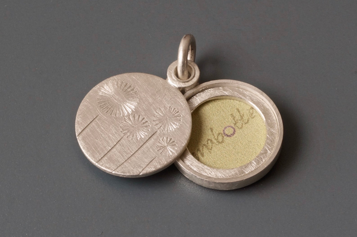 zierliches Medaillon mit vier Pusteblumen aus Sterling Silber